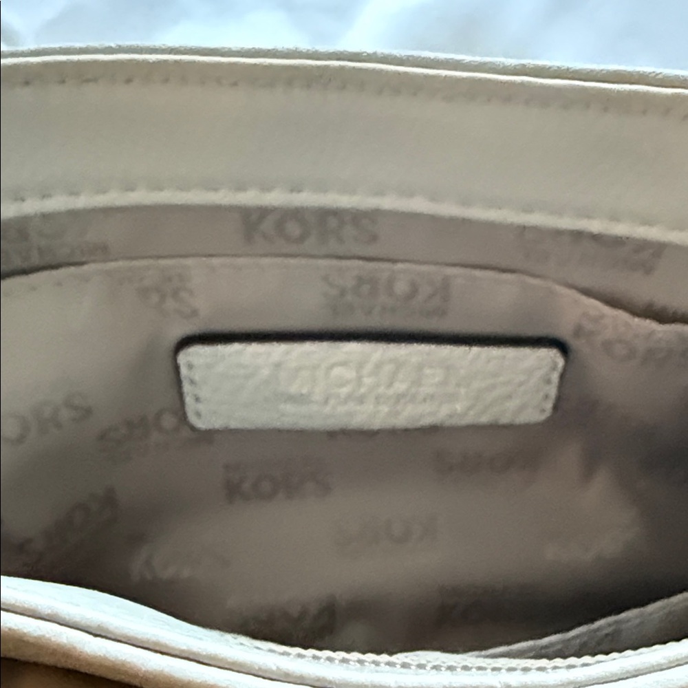Michael Kors Ivory Shoulder Bag with Gold Chain - Picture 5 of 5